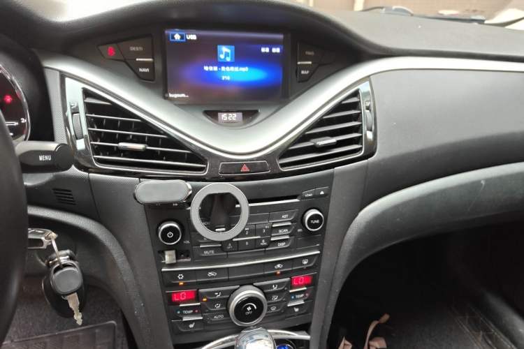 Used Bestune B70 2016 2.0L Automatic Luxury Model Audio And AC Panel