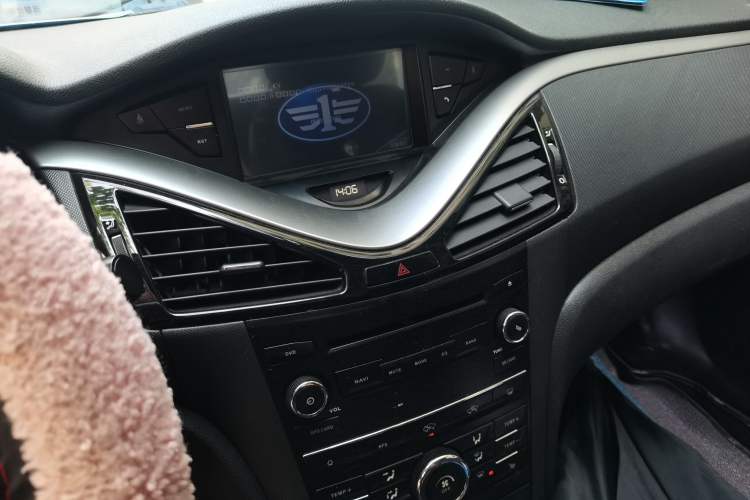 Used Bestune B70 2016 2.0L automatic Comfort trim level Audio And AC Panel