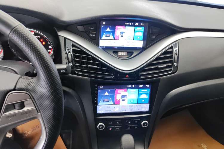 Used Bestune B70 2016 2.0L automatic Comfort trim level Audio And AC Panel