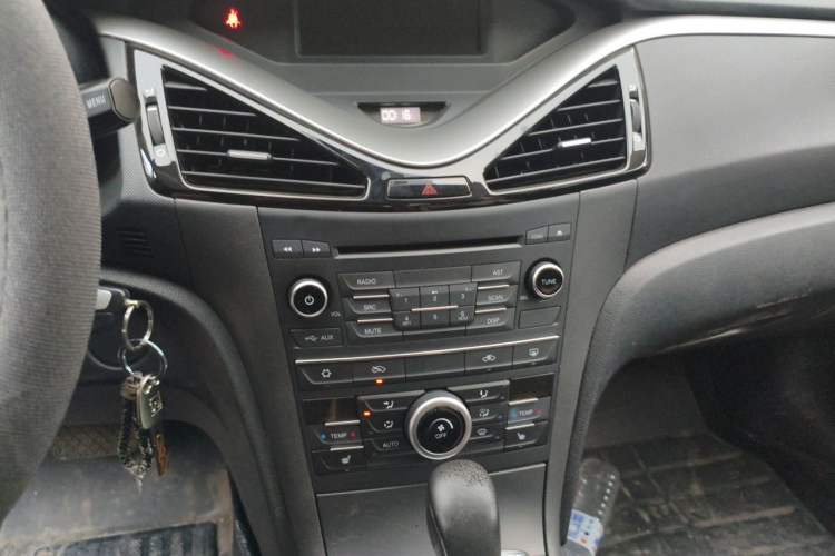 Used Bestune B70 2016 2.0L Automatic Luxury Model Audio And AC Panel