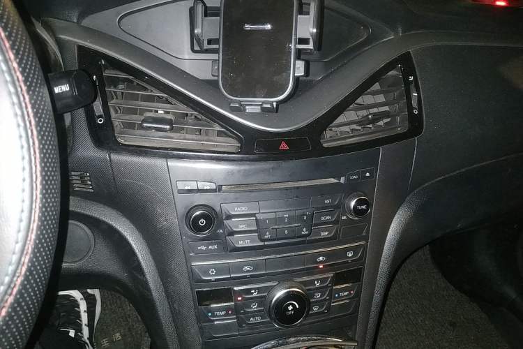 Used Bestune B70 2016 2.0L automatic Comfort trim level Audio And AC Panel