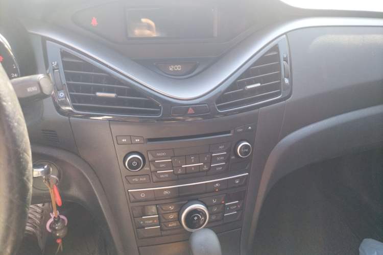 Used Bestune B70 2016 2.0L automatic Comfort trim level Audio And AC Panel