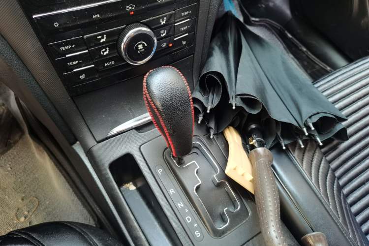 Used Bestune B70 2016 2.0L automatic Comfort trim level Gear Lever