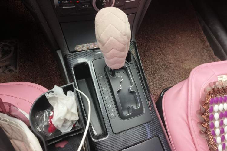 Used Bestune B70 2016 2.0L automatic Comfort trim level Gear Lever