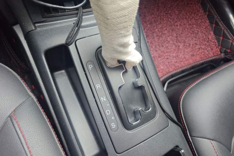 Used Bestune B70 2016 2.0L Automatic Luxury Model Gear Lever