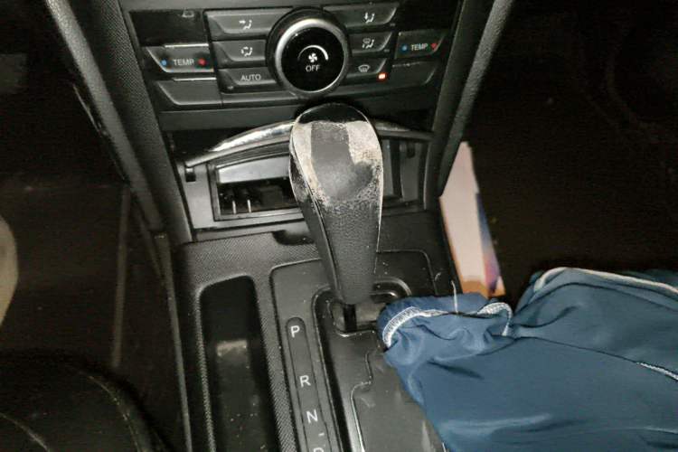 Used Bestune B70 2016 2.0L automatic Comfort trim level Gear Lever