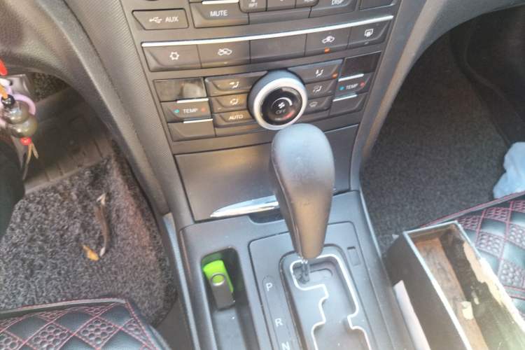 Used Bestune B70 2016 2.0L automatic Comfort trim level Gear Lever