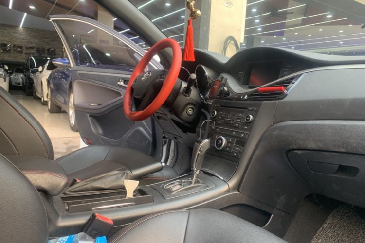 Used Bestune B70 2016 1.8T Automatic Sport Luxury Model Interior 8