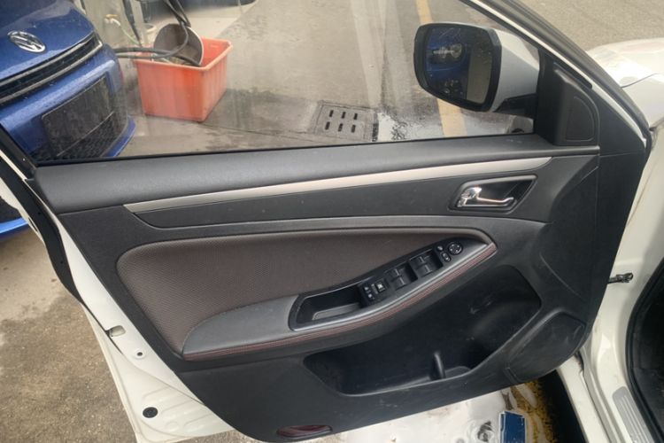 Used Bestune B70 2016 1.8T Automatic Sport Luxury Model Interior 9
