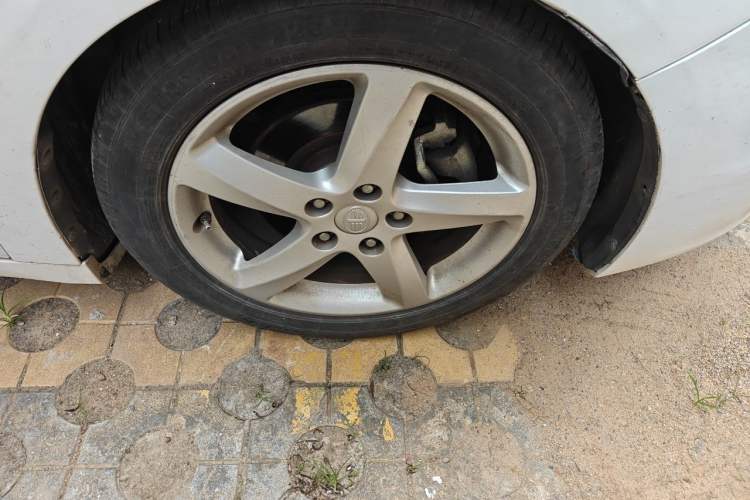 Used Bestune B70 2016 2.0L Automatic Luxury Model Right Front Wheel Hub