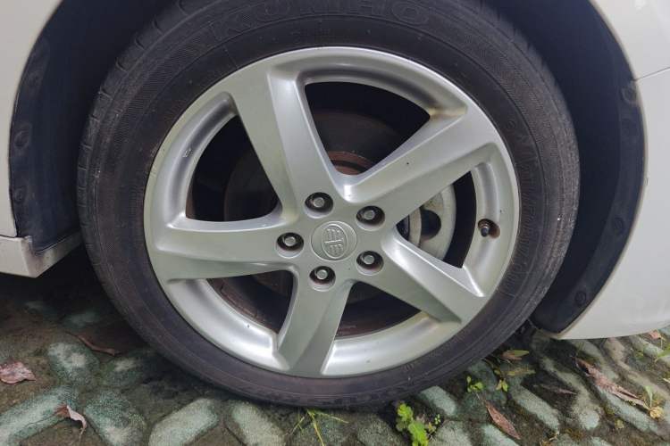 Used Bestune B70 2016 2.0L Automatic Luxury Model Right Front Wheel Hub