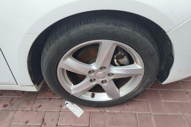 Used Bestune B70 2016 2.0L Automatic Luxury Model Right Front Wheel Hub