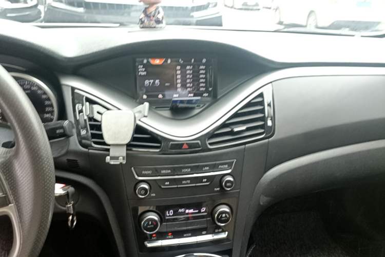 Used Bestune B70 2018 2.0L Automatic Connected Smart Edition Audio And AC Panel