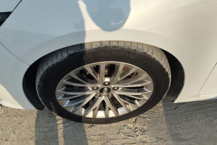 Used Bestune B70 2021 1.5T Automatic 15th Anniversary Edition Left Front Wheel Hub
