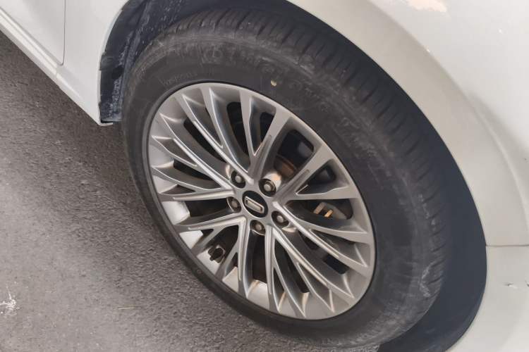 Used Bestune B70 2021 1.5T Automatic 15th Anniversary Edition Right Front Wheel Hub