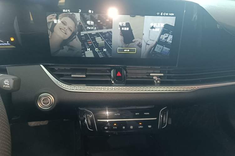 Used Bestune B70 2022 Third Generation 1.5T Automatic Enjoyment Version Audio And AC Panel