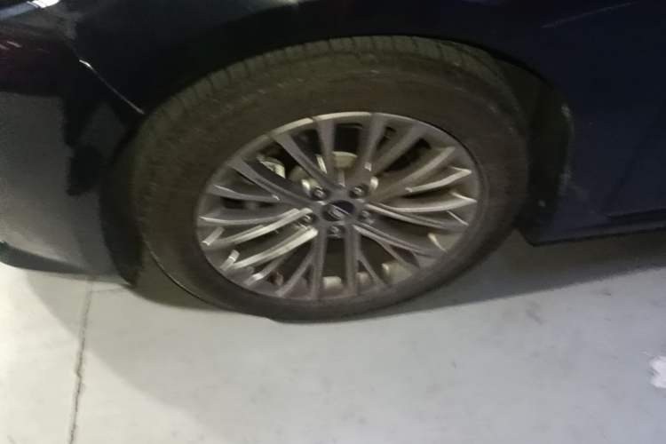 Used Bestune B70 2022 Third Generation 1.5T Automatic Premium Edition Left Front Wheel Hub