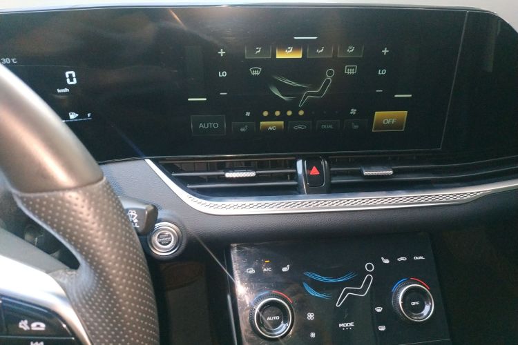 Used Bestune B70 2022 Third Generation 2.0T Automatic Premium Edition Audio And AC Panel