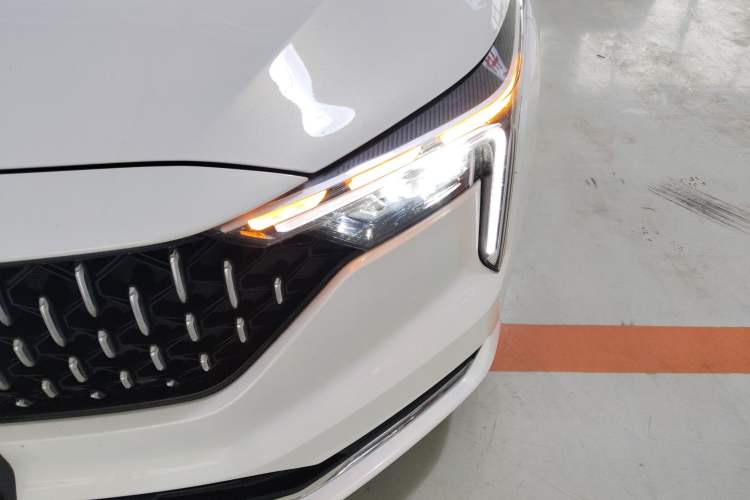 Used Bestune B70 2022 Third Generation 1.5T Automatic Enjoyment Version Left Front Headlight
