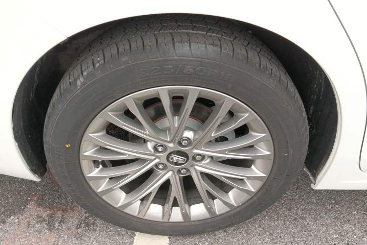 Used Bestune B70 2022 Third Generation 1.5T Automatic Enjoyment Version Right Rear Wheel Hub