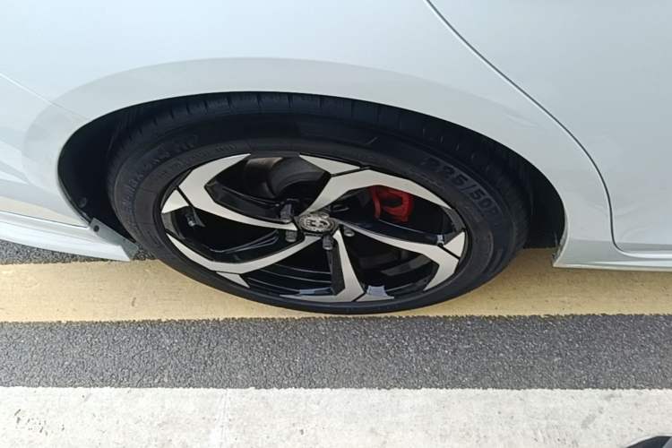 Used Bestune B70 2022 Third Generation 1.5T Automatic Premium Edition Right Rear Wheel Hub