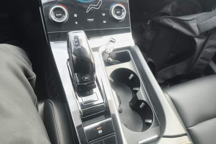 Used Bestune B70 2023 Third Generation 1.5T Automatic Enjoyment Version 70th Anniversary Edition Gear Lever
