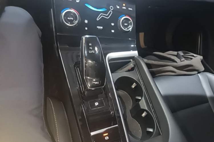 Used Bestune B70 2023 Third Generation 1.5T Automatic Enjoyment Version 70th Anniversary Edition Gear Lever
