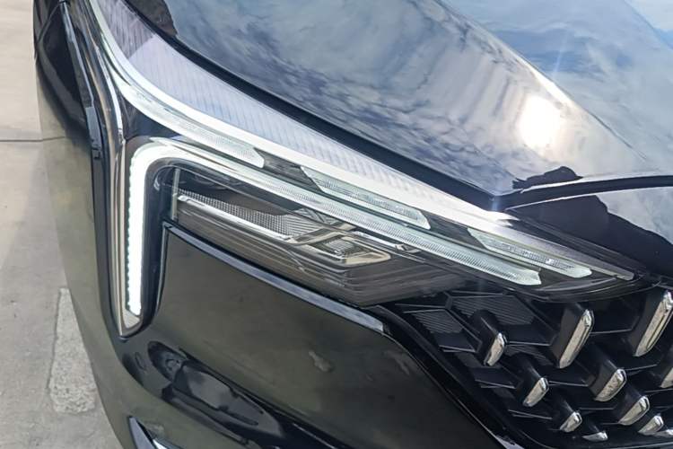 Used Bestune B70 2023 3rd Generation 1.5T Automatic Enjoyment Version 70th Anniversary Edition Right Front Headlight