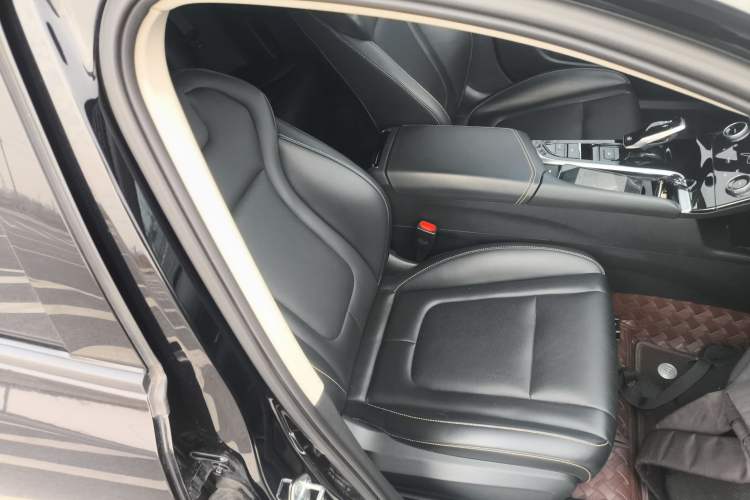 Used Bestune B70 2023 Third Generation 1.5T Automatic Enjoyment Version 70th Anniversary Edition Right Front Seat