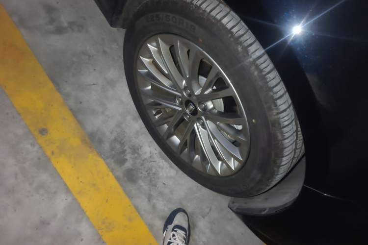 Used Bestune B70 2023 3rd Generation 1.5T Automatic Enjoyment Version 70th Anniversary Edition Right Front Wheel Hub