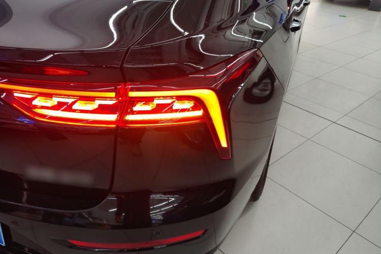 Used Bestune B70 2023 Third Generation 1.5T Automatic Enjoyment Version Right Rear Taillight