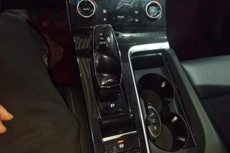 Used Bestune B70 2023 Third Generation 1.5T Automatic Enjoyment Version 70th Anniversary Edition Gear Lever