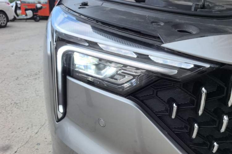 Used Bestune B70 2023 Third Generation 1.5T Automatic Enjoyment Version Right Front Headlight