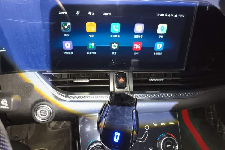 Used Bestune B70 2023 Third Generation 1.5T Automatic Enjoyment Version Audio And AC Panel