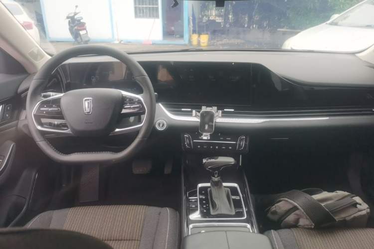 Used Bestune B70 2023 3rd Generation 1.5T Automatic Enjoyment Version 70th Anniversary Edition Center Console