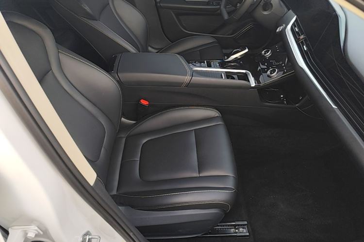 Used Bestune B70 2023 Third Generation 1.5T Automatic Enjoyment Version Right Front Seat