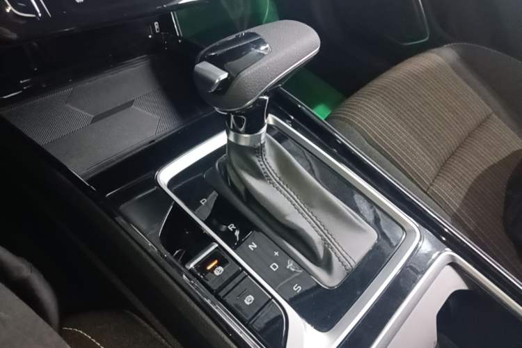 Used Bestune B70 2025 Dragon Edition 1.5T Quality Enjoyment Model Gear Lever