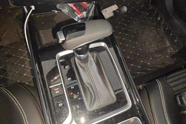 Used Bestune B70 2025 Dragon Edition 1.5T Quality Enjoyment Model Gear Lever