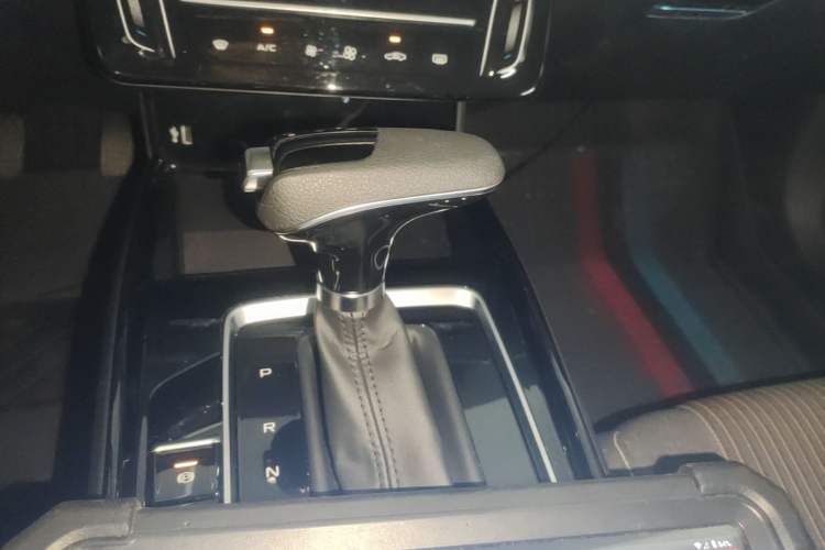 Used Bestune B70 2025 Dragon Edition 1.5T Quality Enjoyment Model Gear Lever