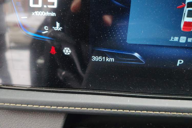 Used Bestune B70 2025 Dragon Edition 1.5T Enjoyment Model Odometer Close Up