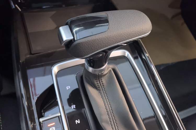 Used Bestune B70 2025 Dragon Edition 1.5T Quality Enjoyment Model Gear Lever