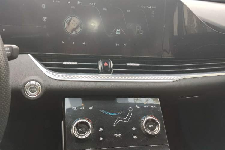 Used Bestune B70S 2022 1.5T Smart Trend Leader Audio And AC Panel