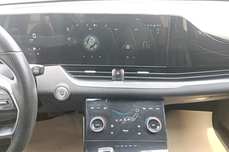 Used Bestune B70S 2022 1.5T Smart Trend Leader Audio And AC Panel