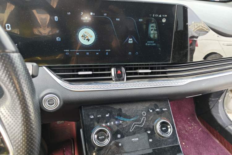Used Bestune B70S 2022 1.5T Smart Trend Leader Audio And AC Panel