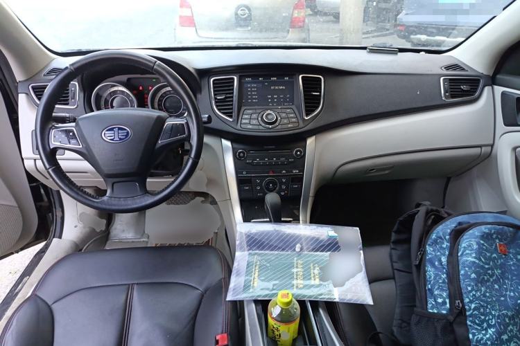 Used Bestune B90 2012 2.0L automatic comfort version Center Console