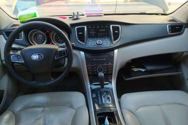 Used Bestune B90 2012 2.0L Automatic Luxury Edition Center Console