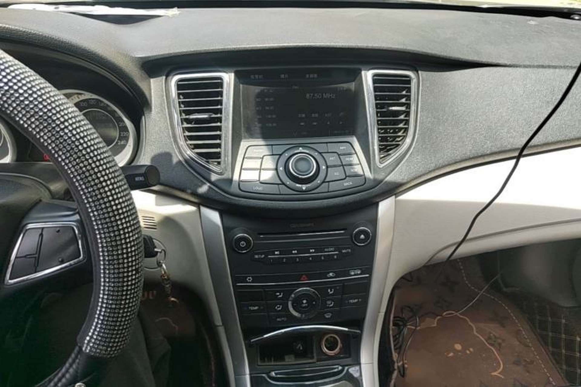 Used Bestune B90 2012 2.0L automatic comfort version Center Console