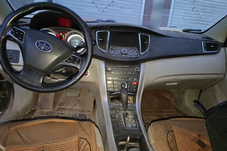 Used Bestune B90 2012 2.0L Automatic Luxury Edition Center Console