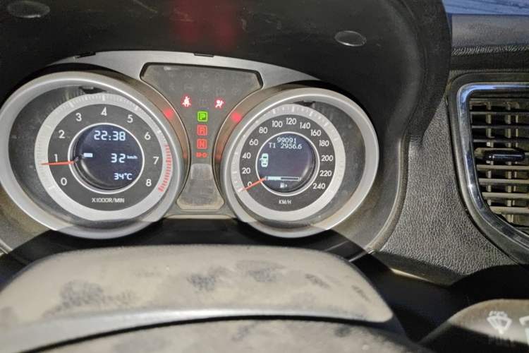 Used Bestune B90 2012 2.0L Automatic Luxury Edition Odometer Close Up