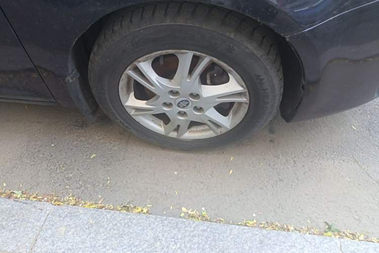 Used Bestune B90 2012 2.0L automatic comfort version Right Front Wheel Hub
